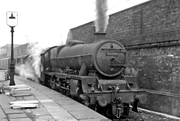 View northward at the south end of (probably) Platform 6, Crewe: major junction on the WCML. No. 45726 'Vindictive' (built 10/36, withdrawn 3/65) shows well the filthy state many engines descended to in the 1960s.