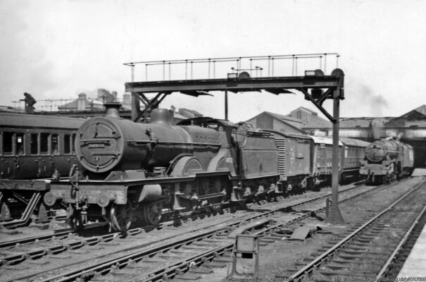 View northward at about Platform 6: WCML major junction. Featured is Fowler 6'9" Compound 4-4-0 No. 40925 (built 1925, withdrawn 12/59); a Stanier 5MT 4-6-0 stands on another road.