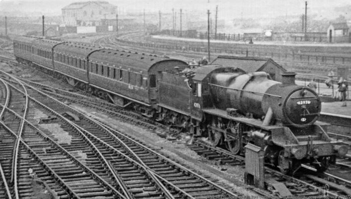 View northward from the north end footbridge, Crewe North Junction Box being just out of frame on the left. Stanier 5MT 2-6-0 No. 42976 (built 1934 as No. 13276, withdrawn 7/63) with its non-corridor train is crossing into No. 8 Bay. On the far side can be seen the lines to Manchester and the Horse Dock. (See also for example SJ7055 : Crewe 60 years ago: a Glasgow - Birmingham express arrives, greeted by excited train-spotter